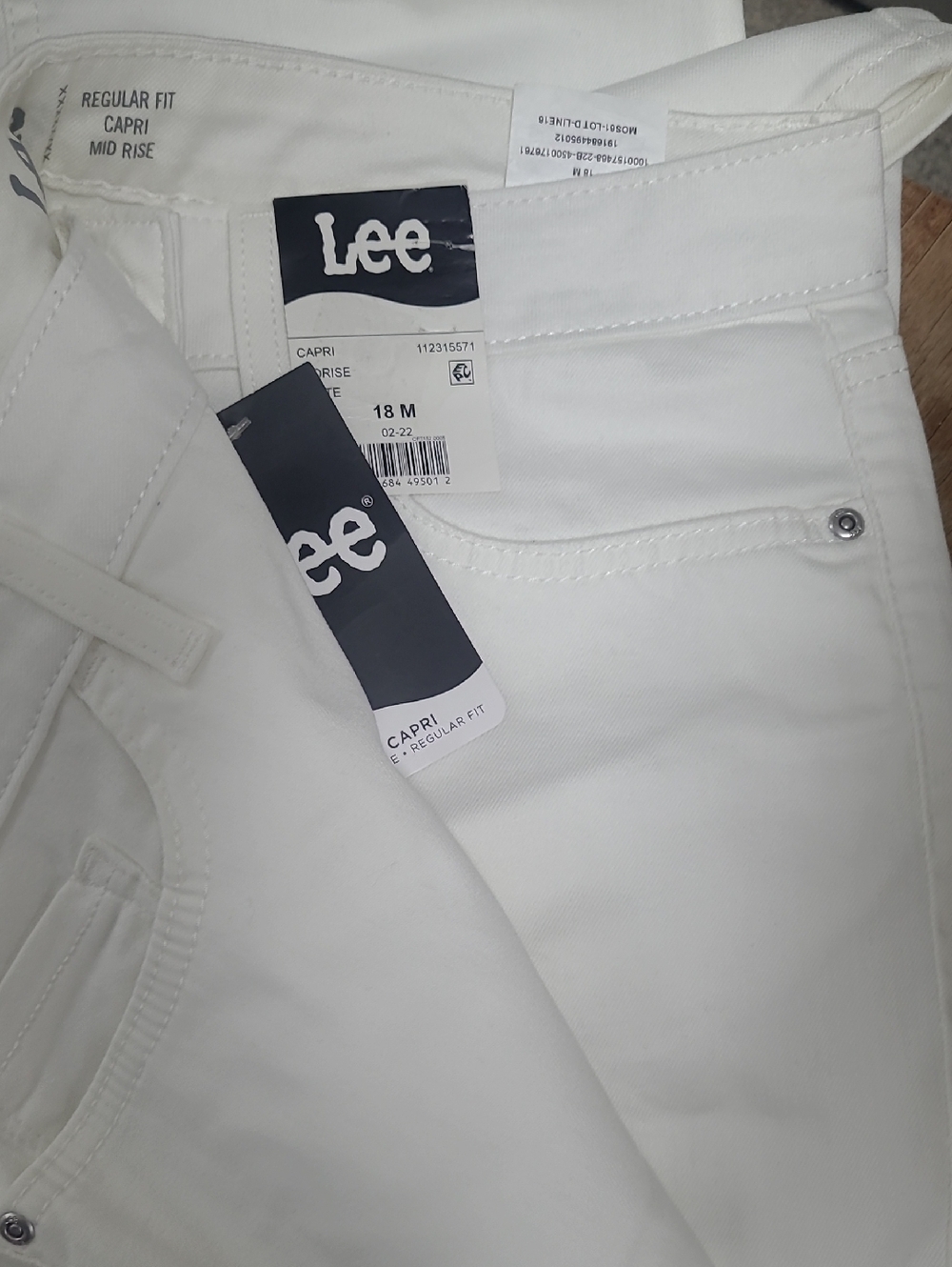 Brand-new Lee Capris